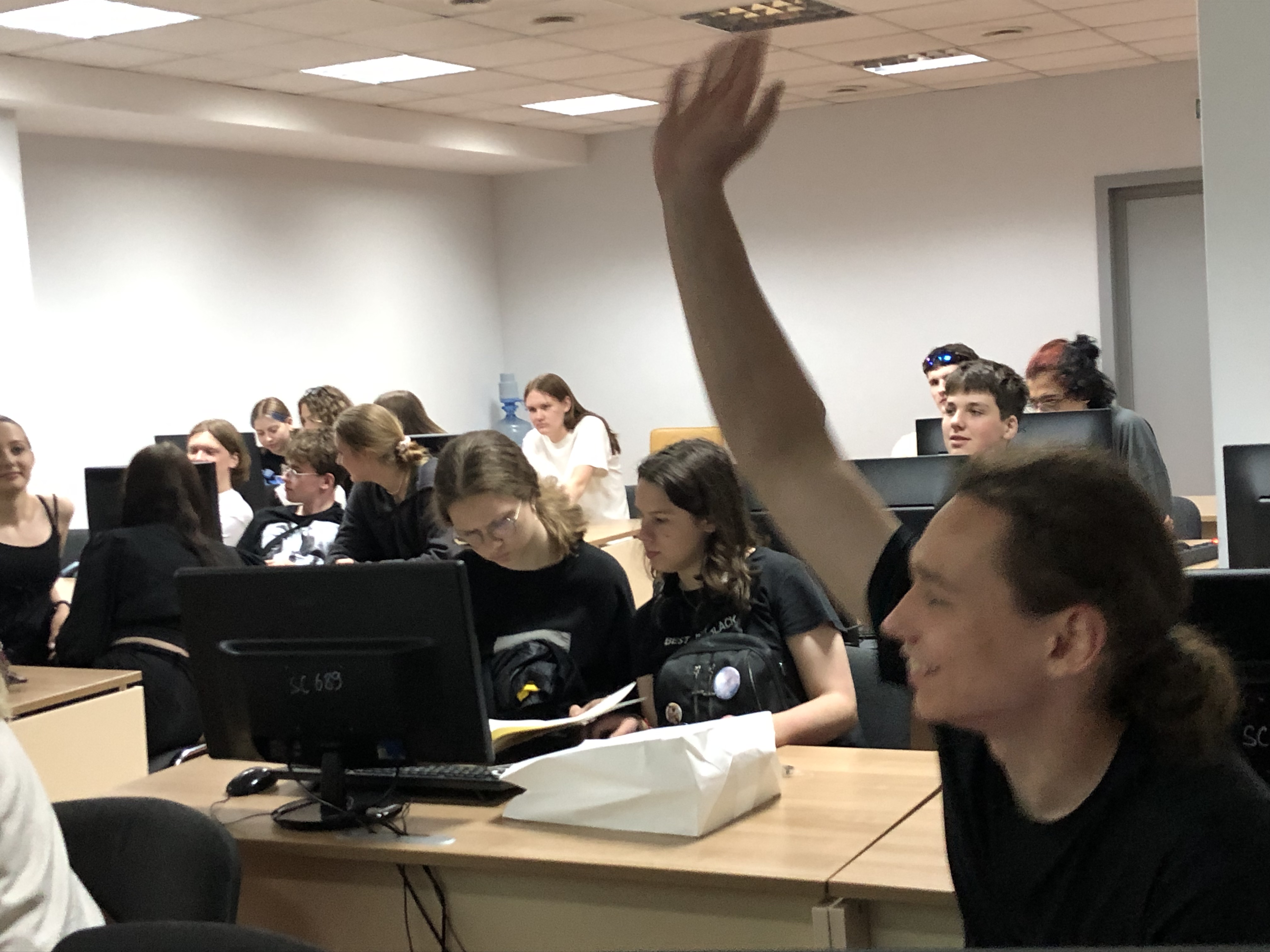 Студенты возле главной проходной