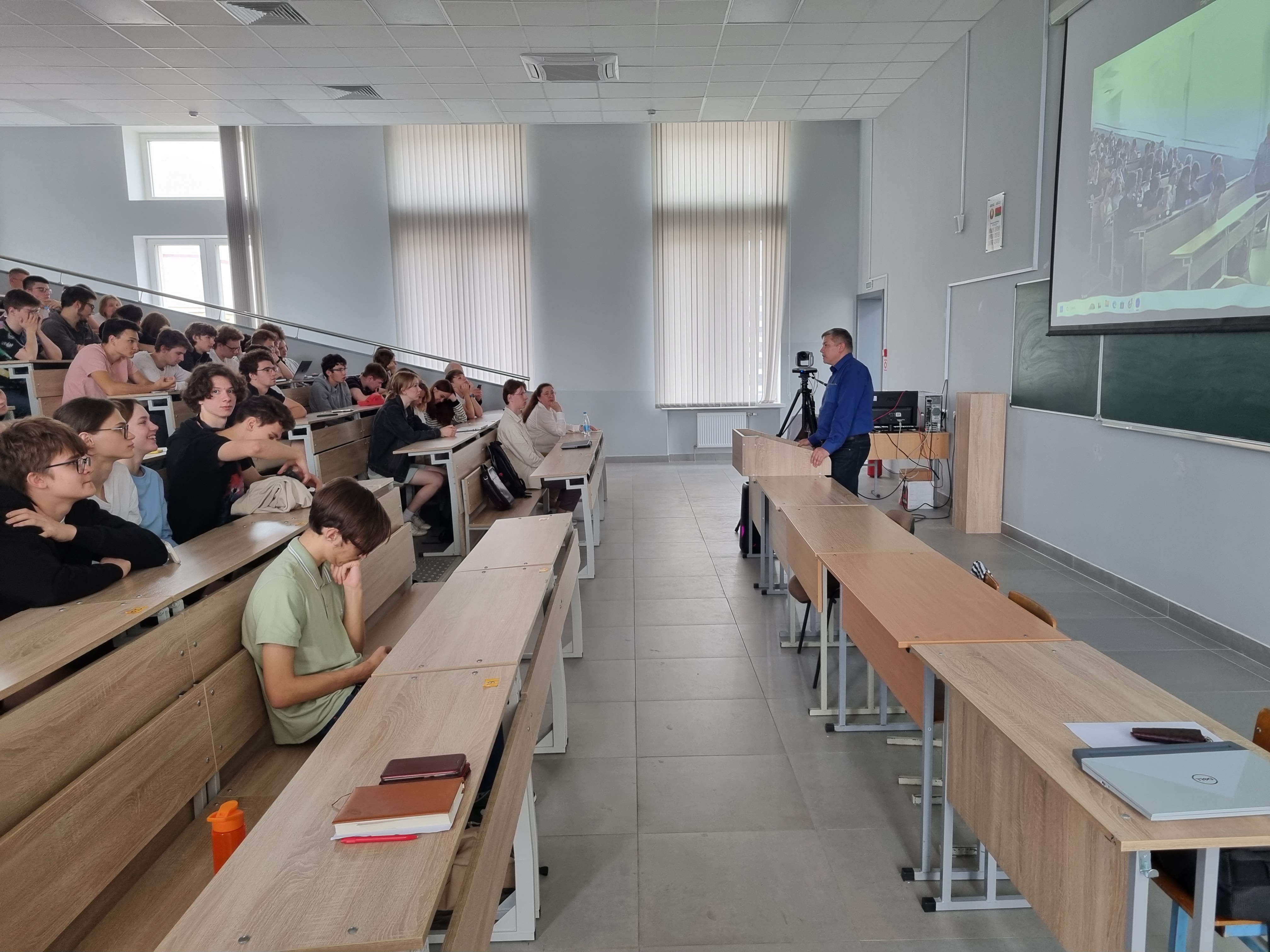 Студенты возле главной проходной