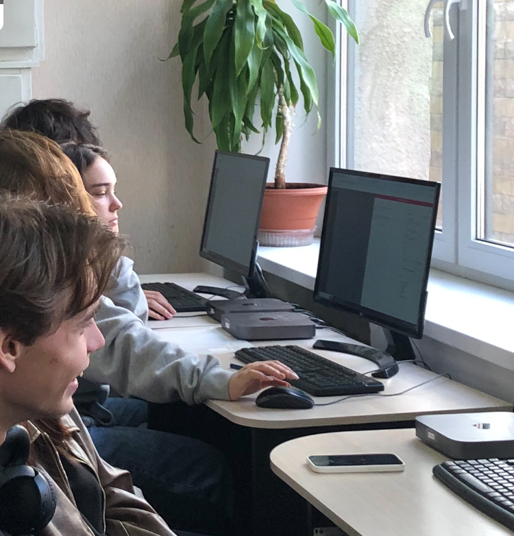 Лабораторные занятия у студентов ЭФ БГУ