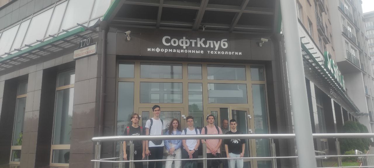 Студенты возле главной проходной