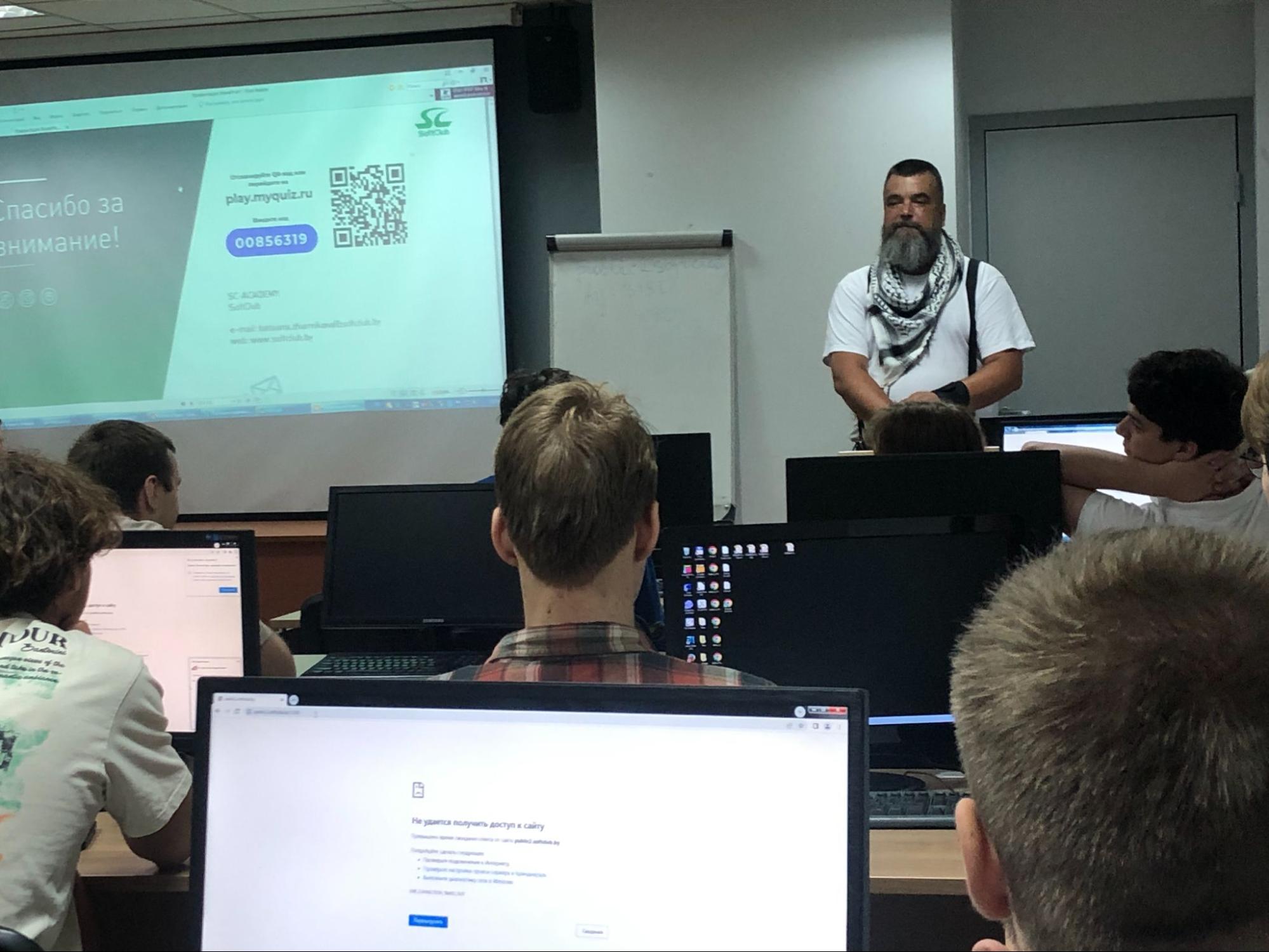 Владимир Белецкий выступает перед студентами ФПМИ БГУ